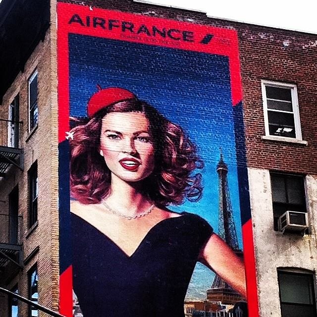 Рисованная реклама AirFrance в Сохо